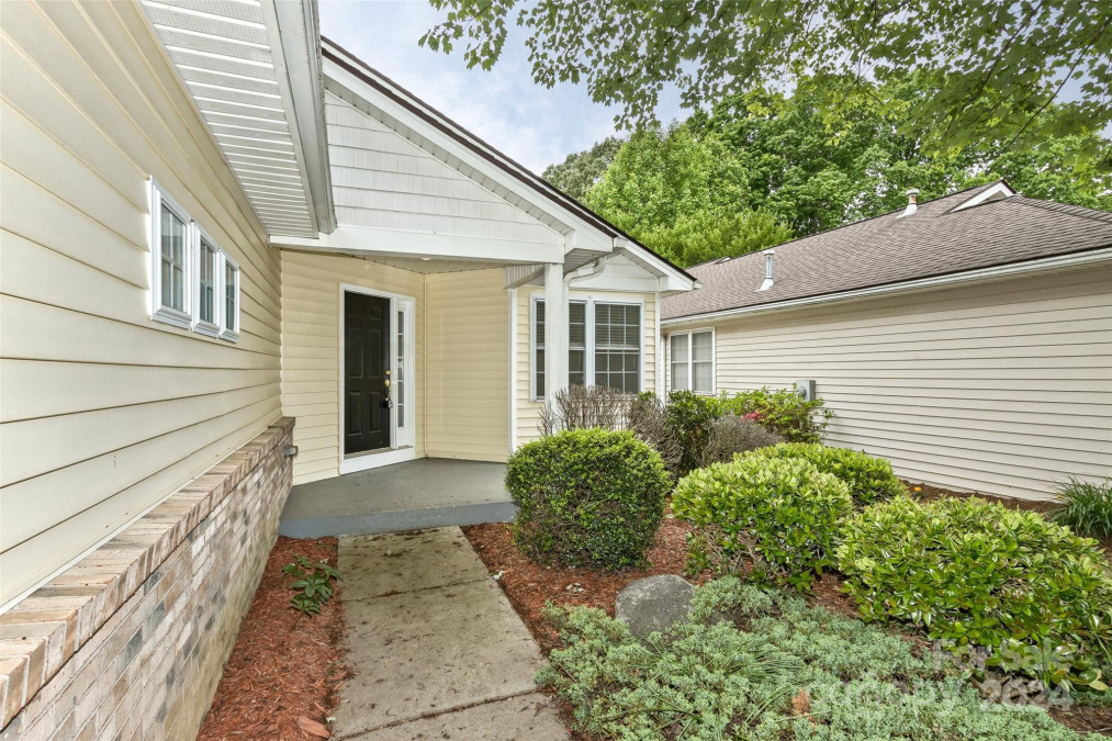 322 Creeks End Cir Mills River, NC 28759