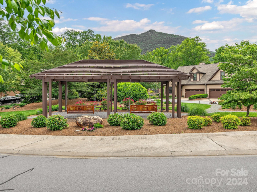 1 Meadow Vista Ct Asheville, NC 28803