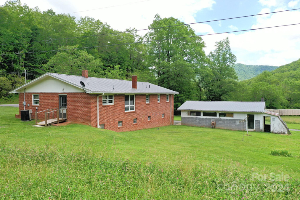 16 Newberry Dr Sylva, NC 28779