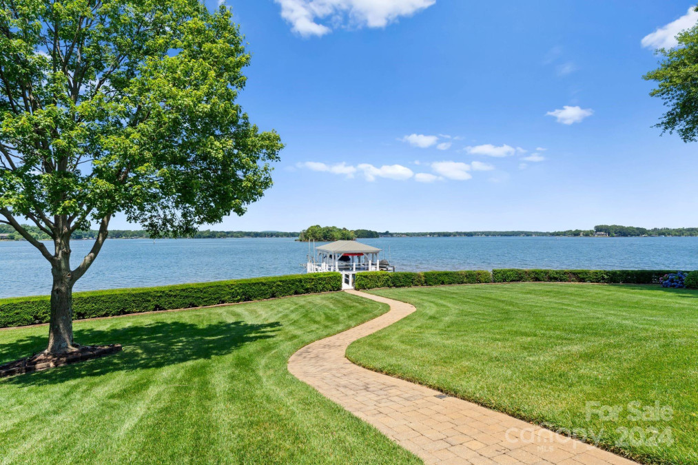 2477 Peninsula Shores Ct Denver, NC 28037