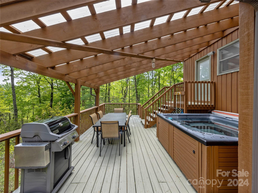 678 Hawk Mountain Rd Lake Toxaway, NC 28747