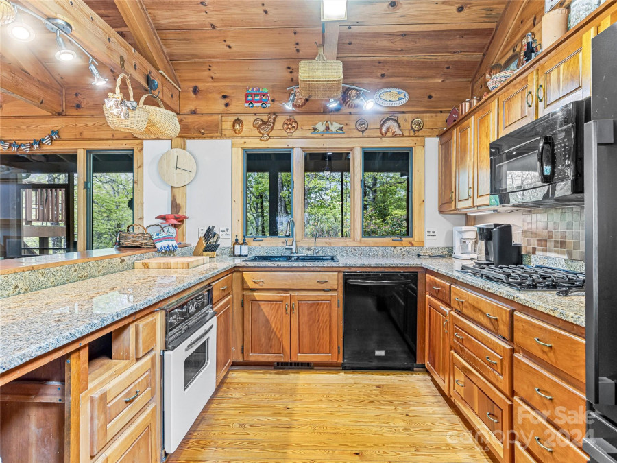 678 Hawk Mountain Rd Lake Toxaway, NC 28747