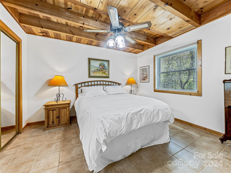 678 Hawk Mountain Rd Lake Toxaway, NC 28747