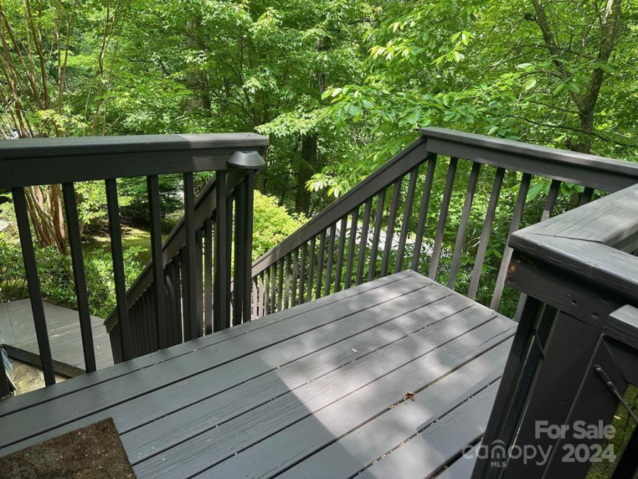 100 Hemlock Trl Hendersonville, NC 28739