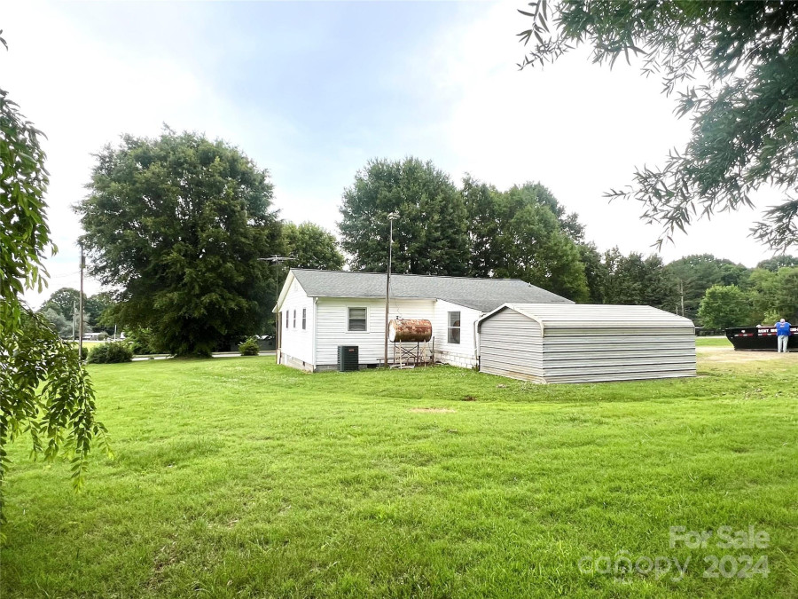 24 Wallace Ln Hiddenite, NC 28636