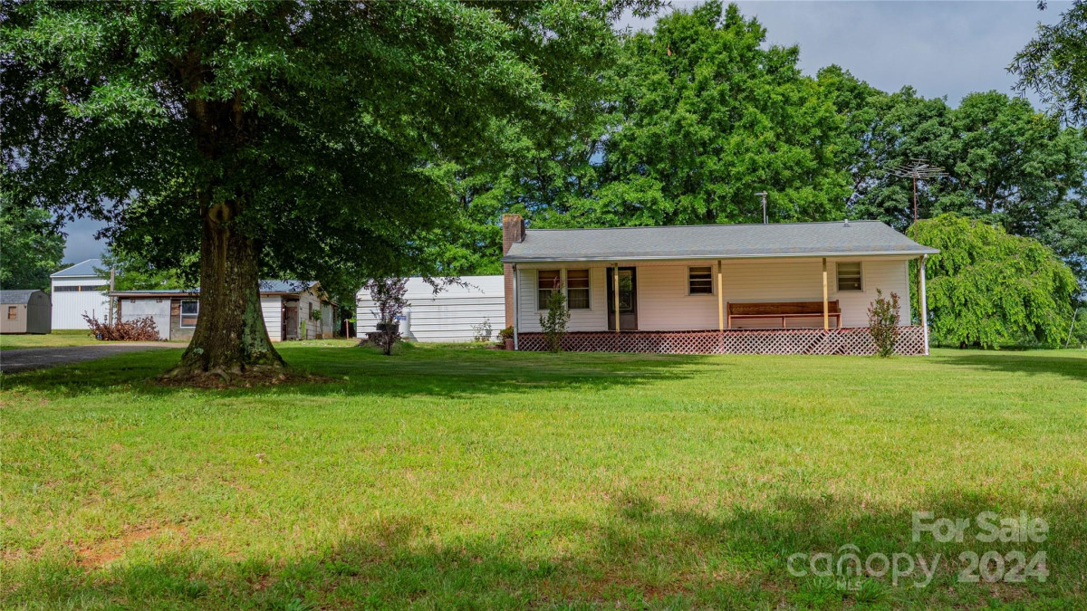 24 Wallace Ln Hiddenite, NC 28636