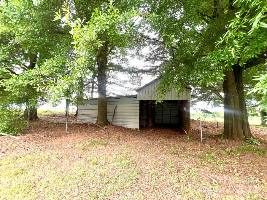 24 Wallace Ln Hiddenite, NC 28636