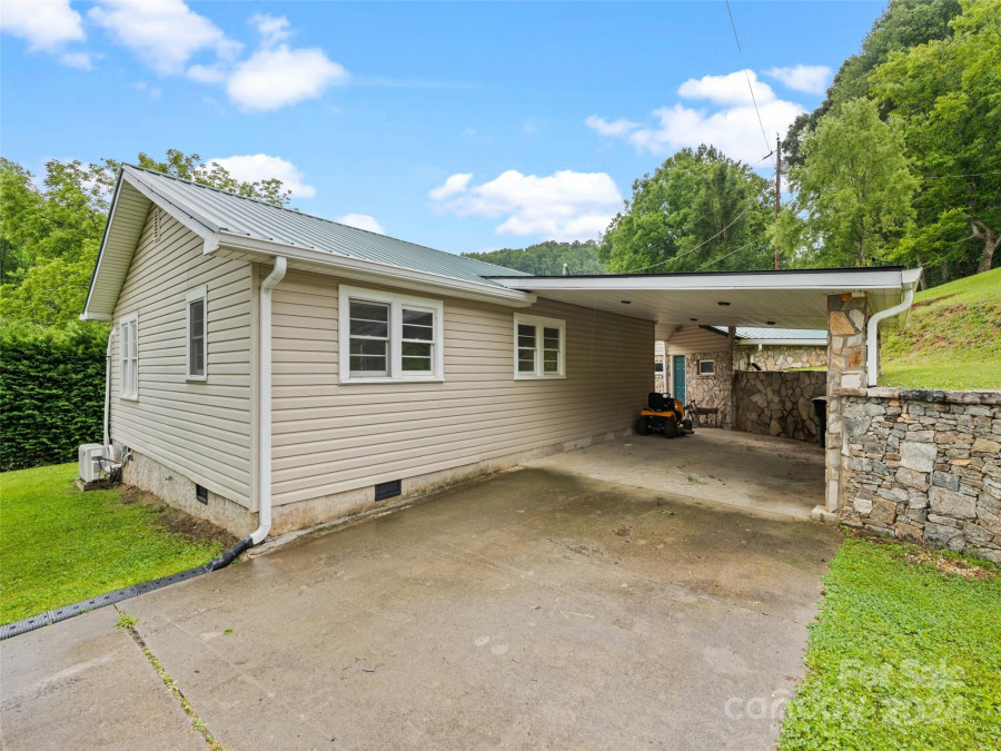 402 Log Cabin Rd Waynesville, NC 28786