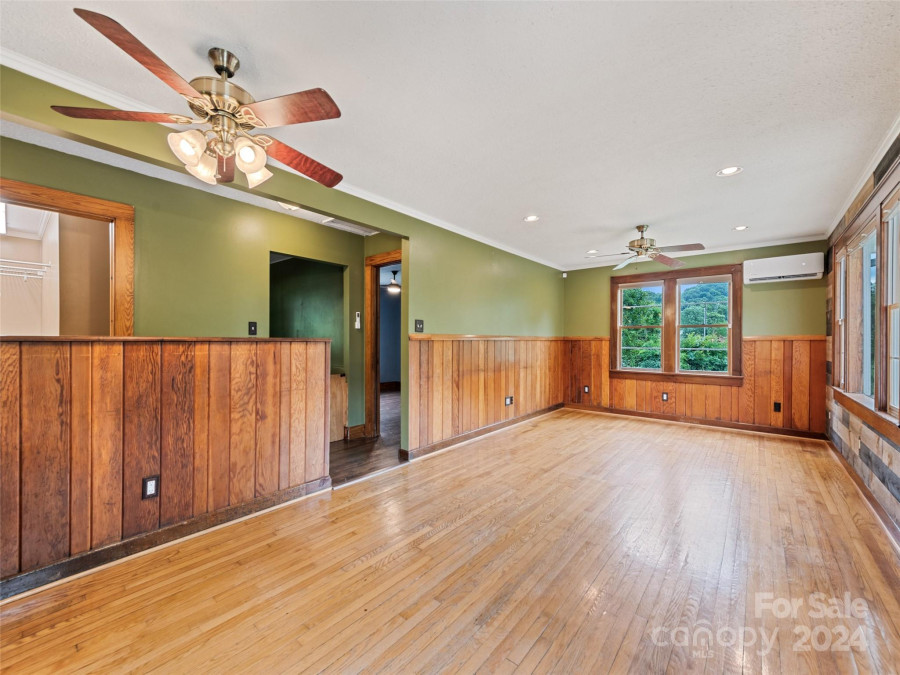 402 Log Cabin Rd Waynesville, NC 28786