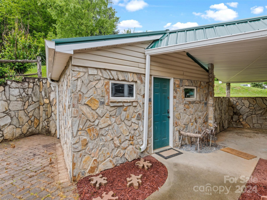 402 Log Cabin Rd Waynesville, NC 28786