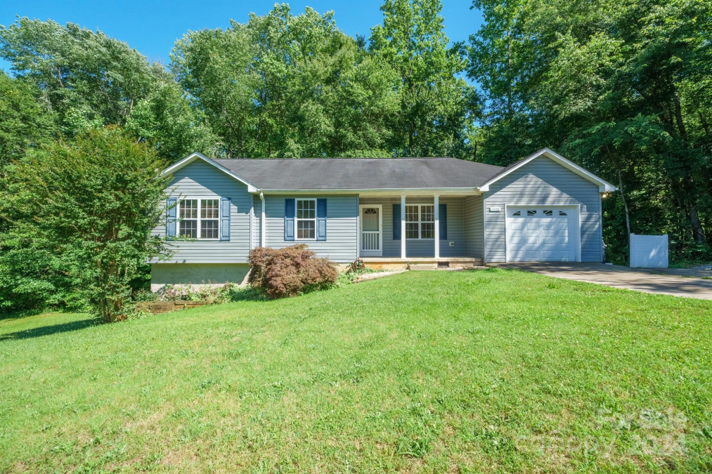 1958 Bakers Glade Ln Hickory, NC 28602