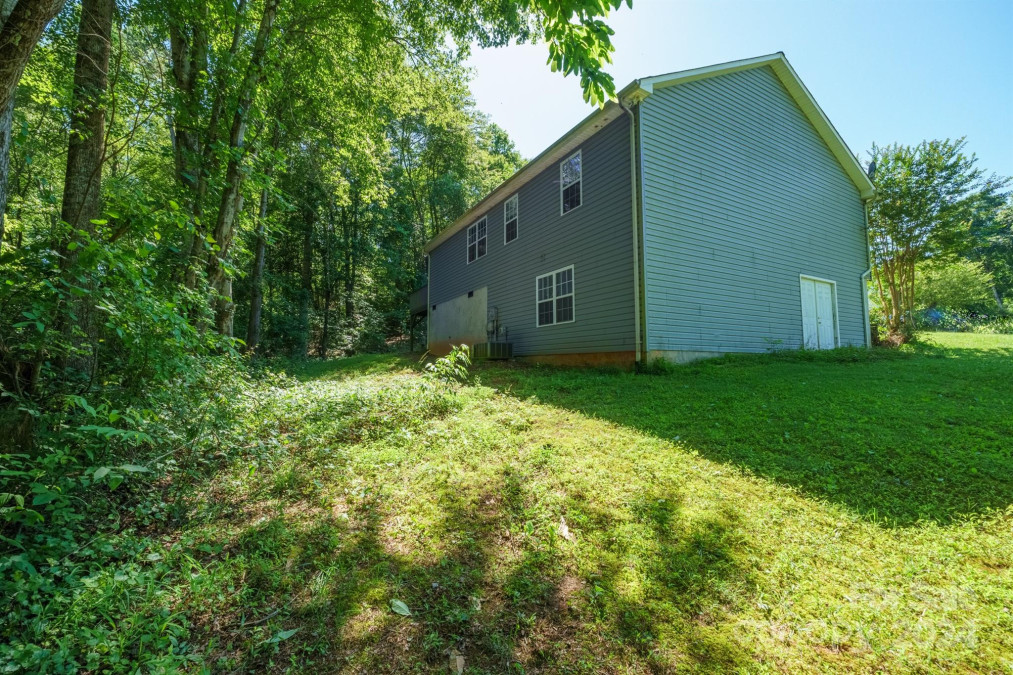 1958 Bakers Glade Ln Hickory, NC 28602