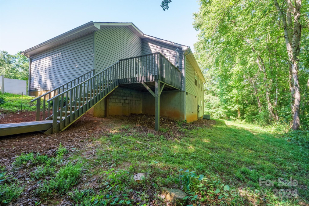 1958 Bakers Glade Ln Hickory, NC 28602