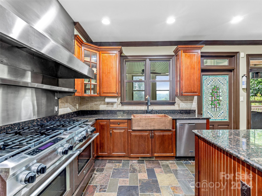 20 Clear Spring Dr Asheville, NC 28803