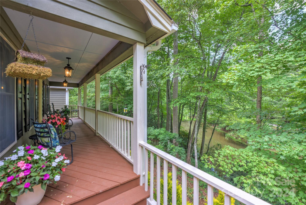 5 Cobble Hill Rd Fairview, NC 28730