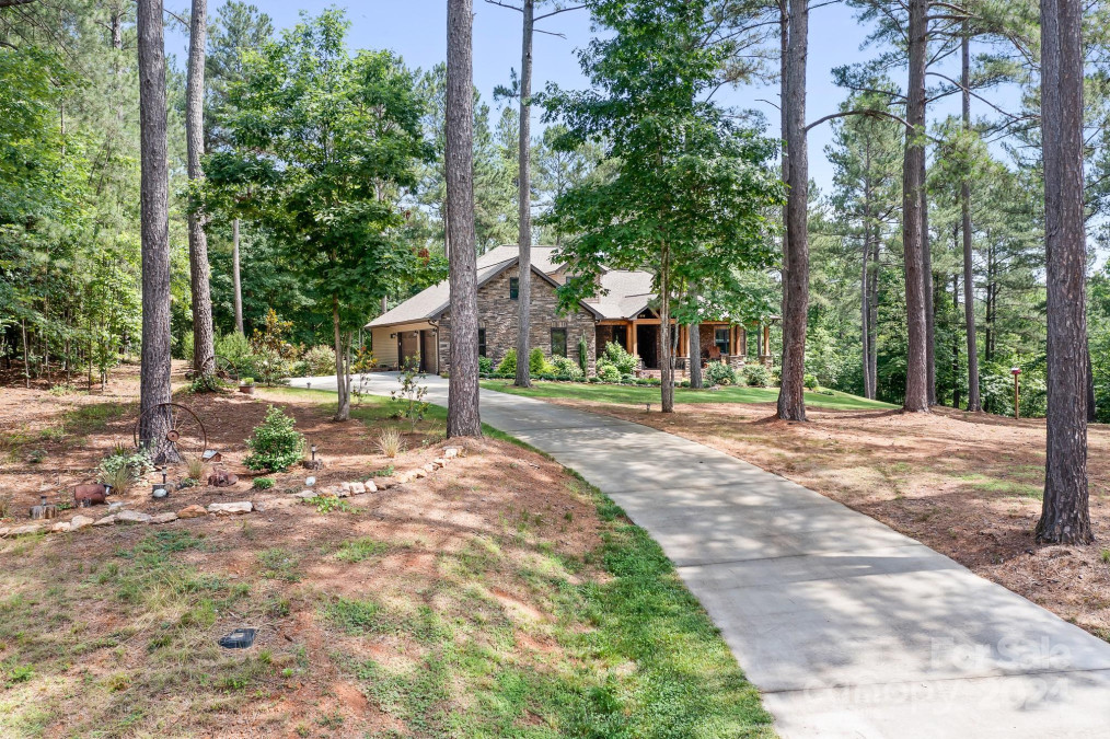 303 Waters Edge Dr Connelly Springs, NC 28612