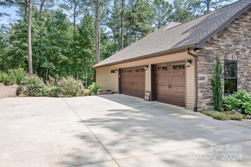 303 Waters Edge Dr Connelly Springs, NC 28612