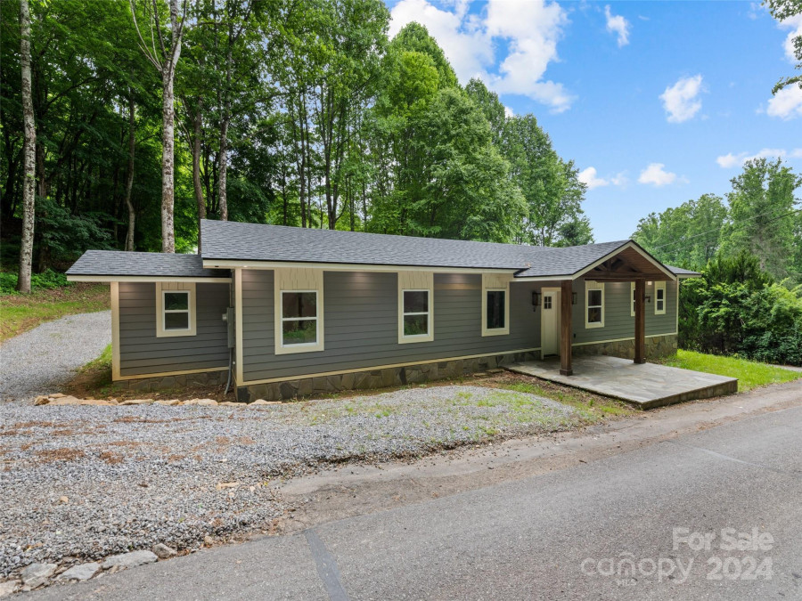 15 Dutch Apple Ln Waynesville, NC 28786