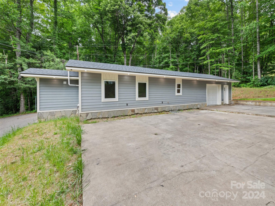 15 Dutch Apple Ln Waynesville, NC 28786