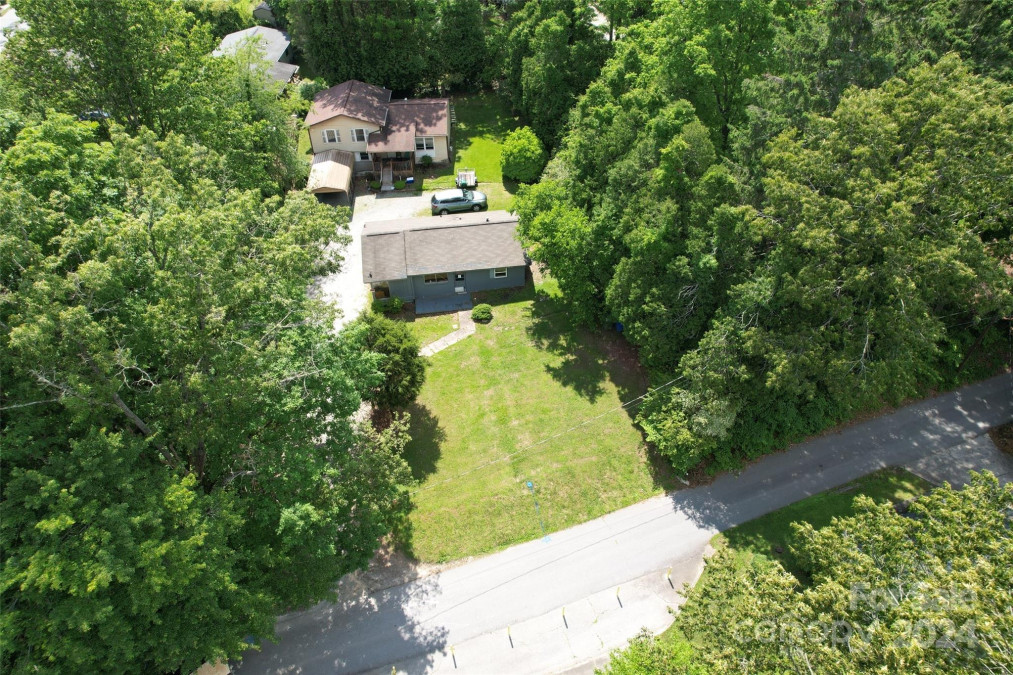 315 Oak St Hendersonville, NC 28739