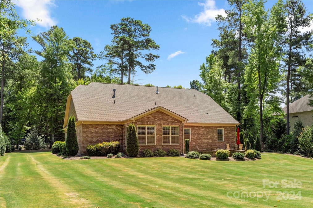 4933 River Oaks Rd Lake Wylie, SC 29710