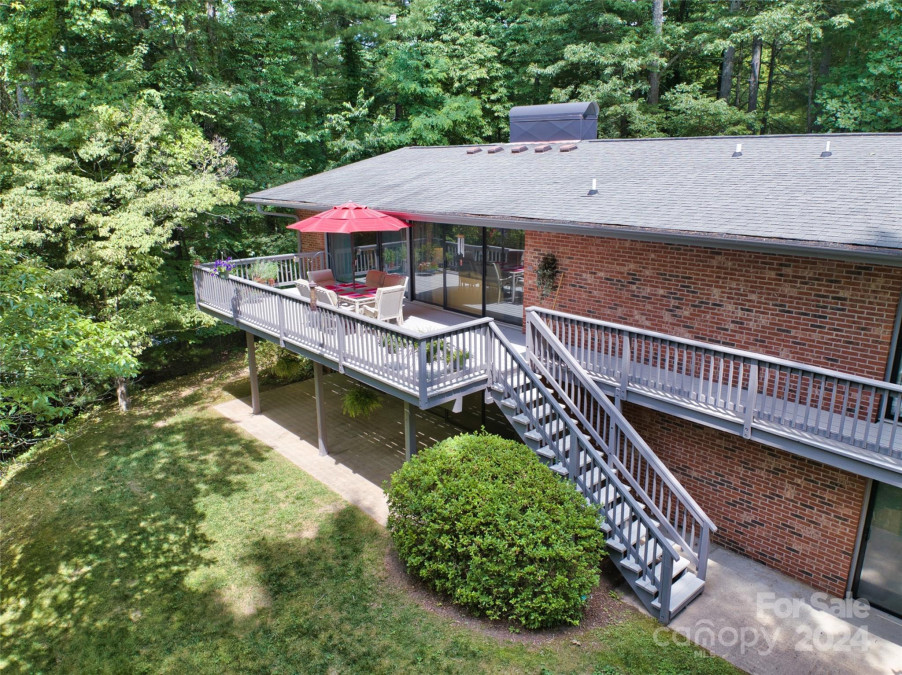 2 Robin Ln Hendersonville, NC 28739