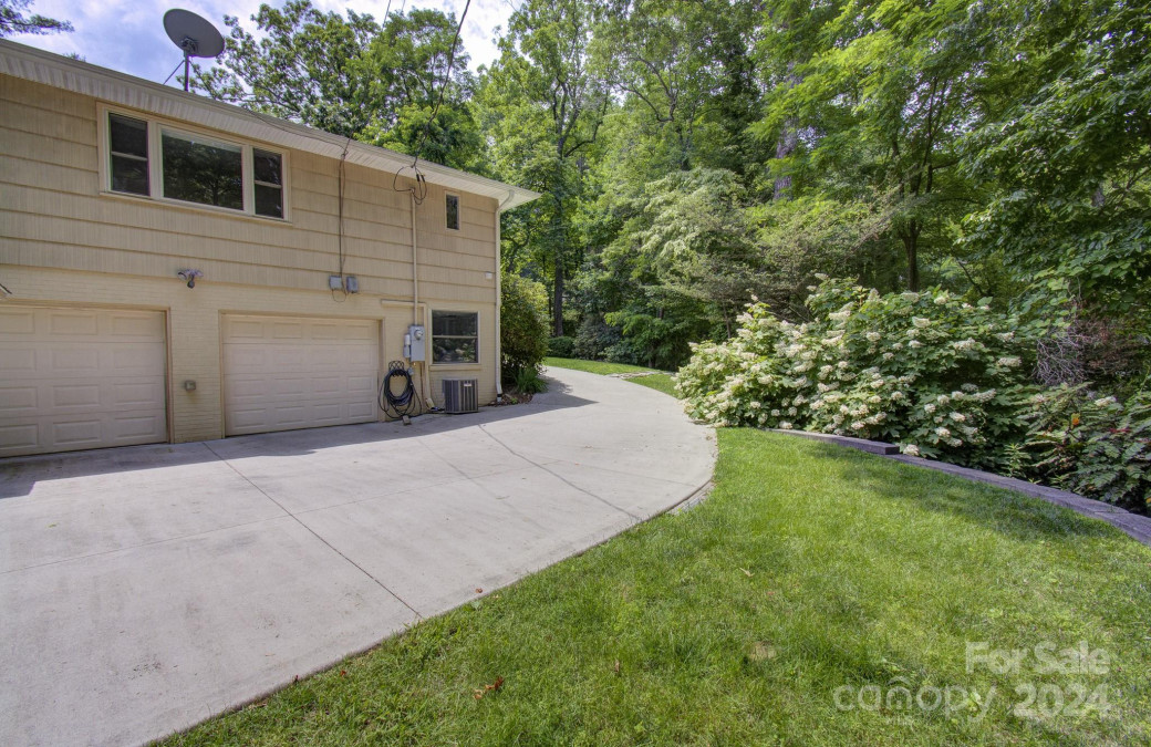 539 Walnut Loop Rd Hendersonville, NC 28739