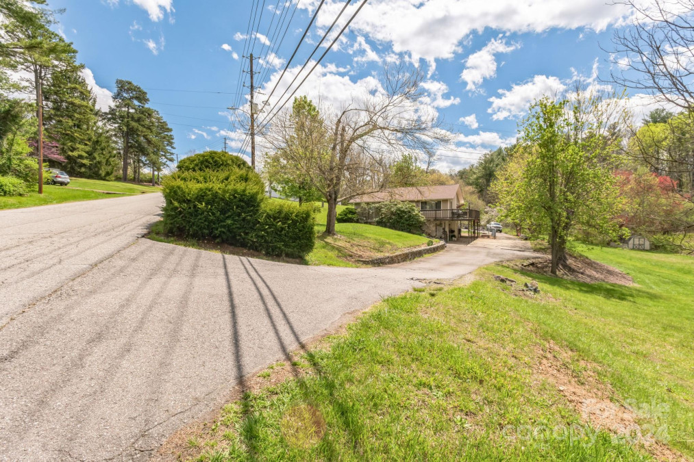 84 Alexander Rd Weaverville, NC 28787