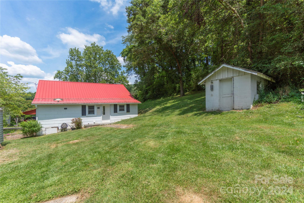 5234 Old Clyde Rd Clyde, NC 28721