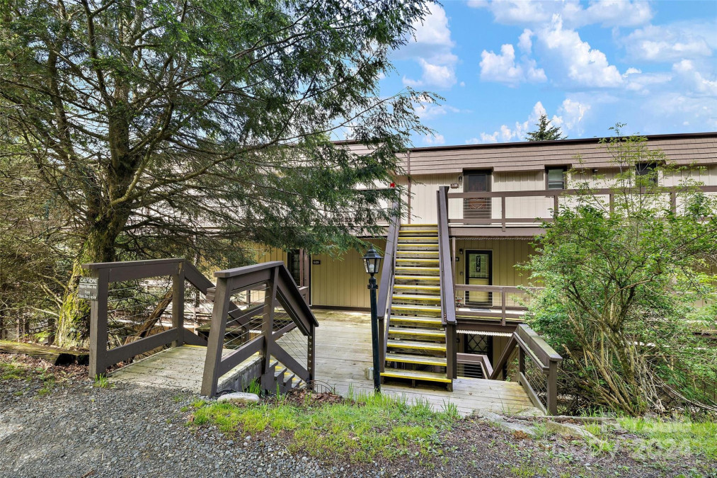 103 Upper Holiday Ln Beech Mountain, NC 28604