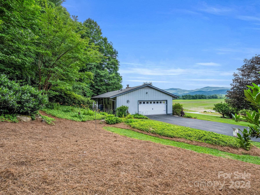 24 Middlemount Dr Pisgah Forest, NC 28768