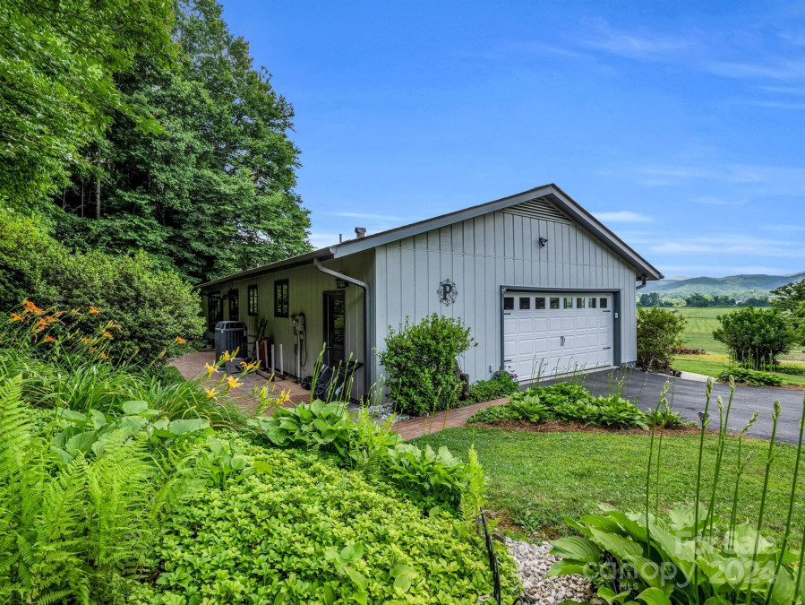 24 Middlemount Dr Pisgah Forest, NC 28768