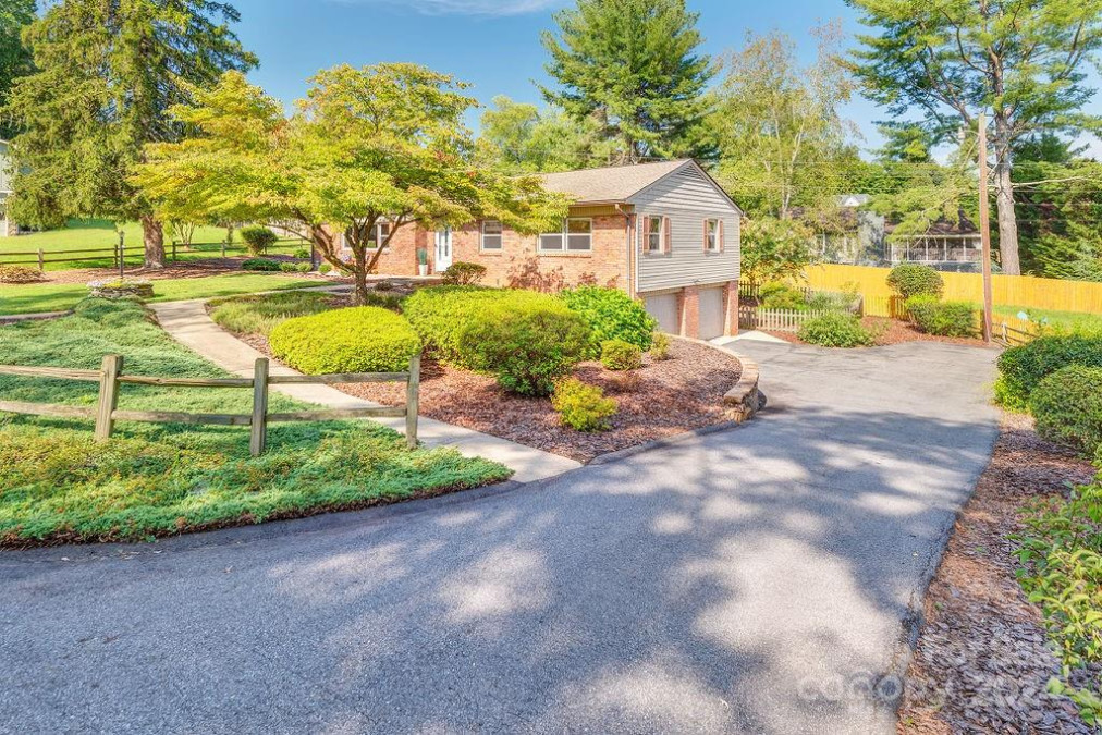 15 Ginell Cir Asheville, NC 28804