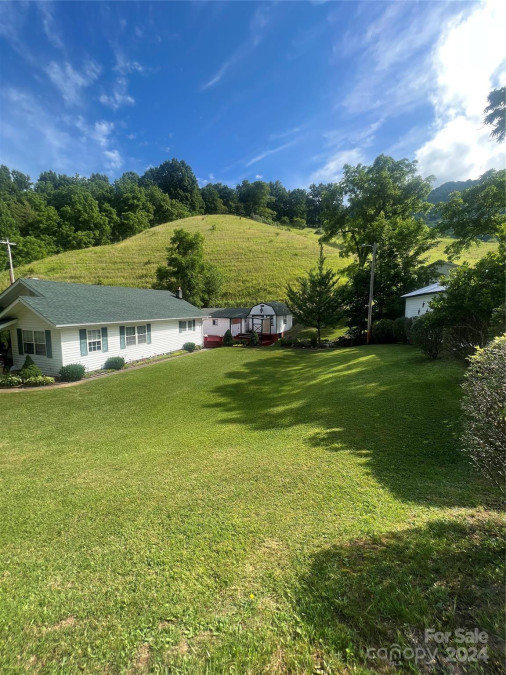 359 Fork Mountain Rd Bakersville, NC 28705