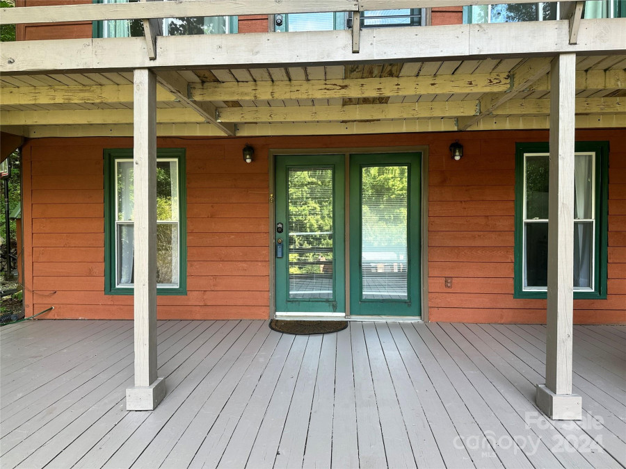 330 Riddle Cove Rd Maggie Valley, NC 28751