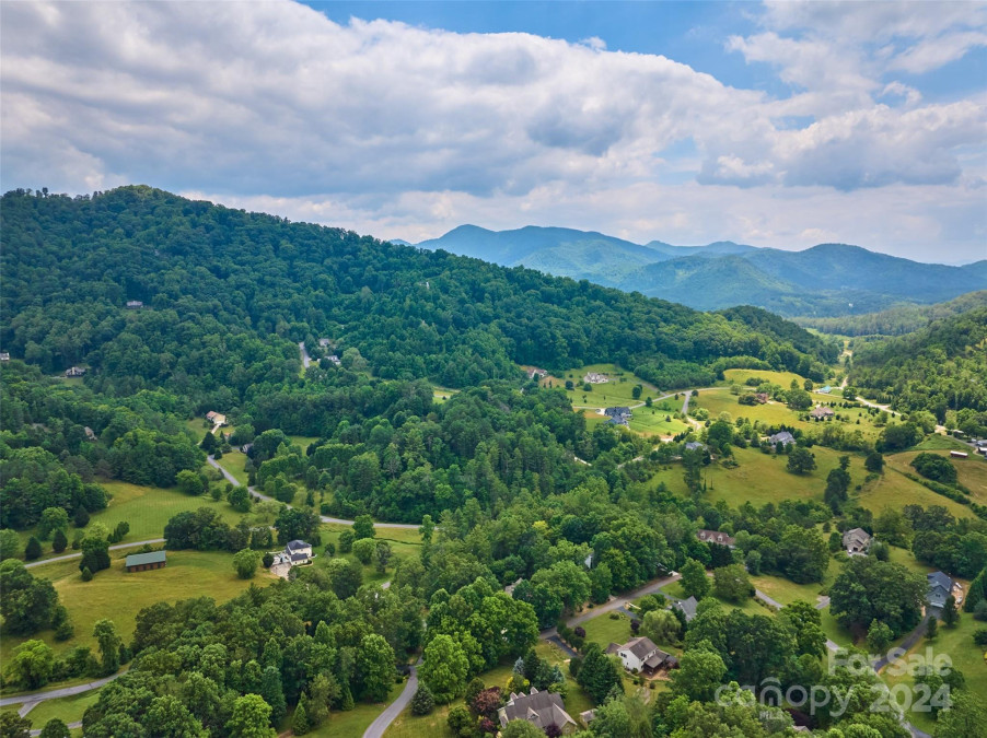 21 Farm Valley Ct Weaverville, NC 28787