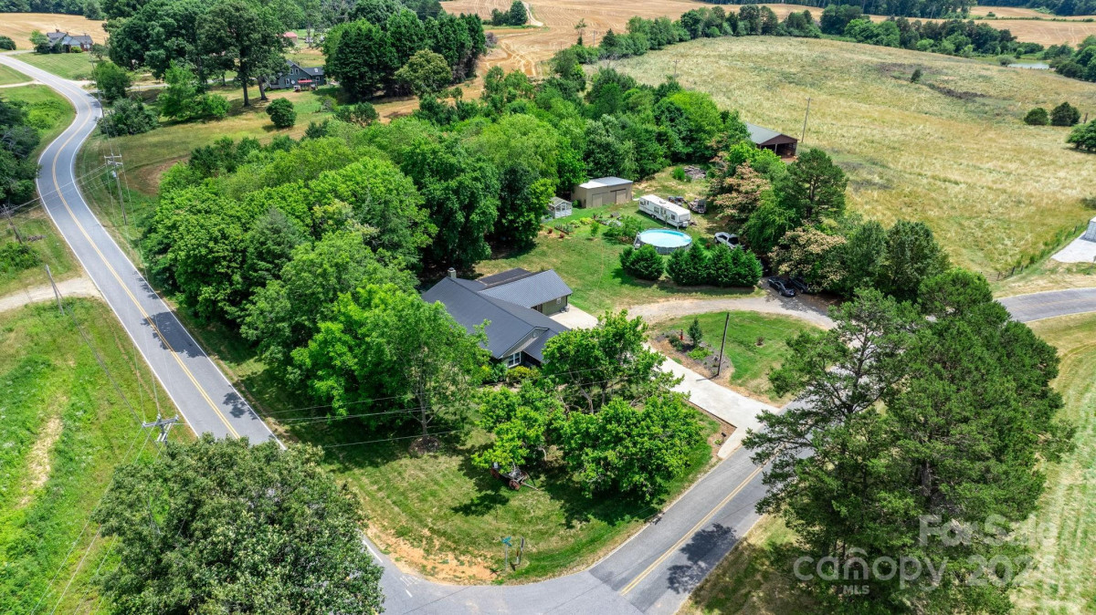 390 Mayberry Rd Hiddenite, NC 28636