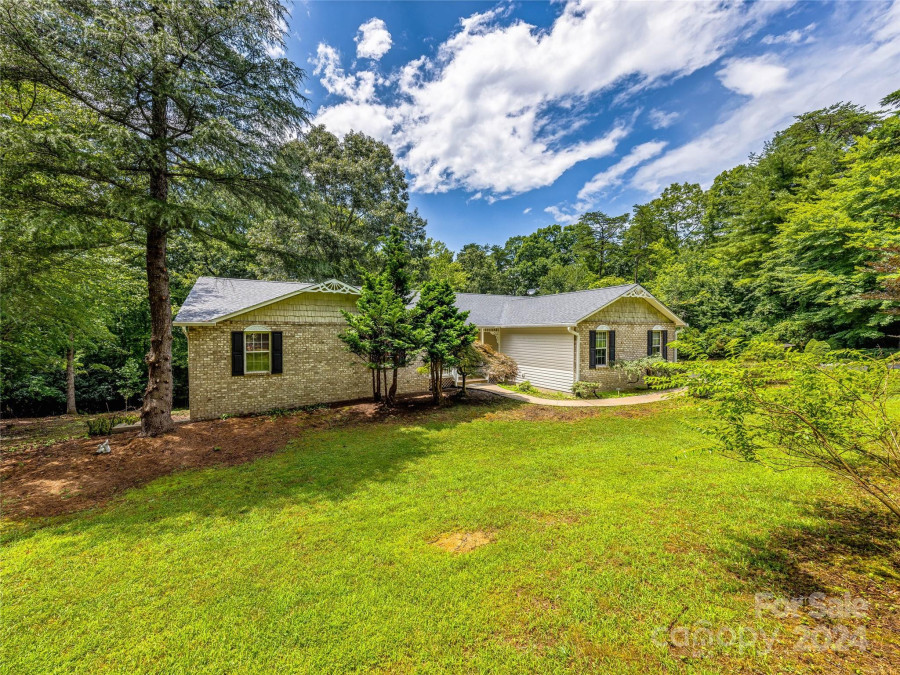 4 Leibestraum Dr Horse Shoe, NC 28742