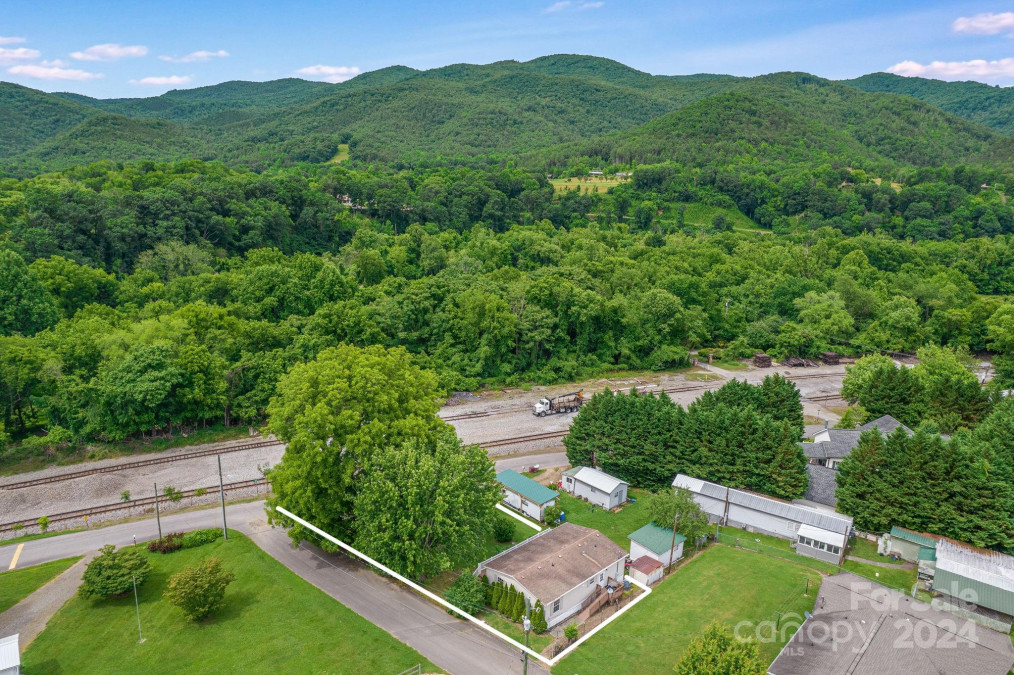 32 A Ave Hot Springs, NC 28743