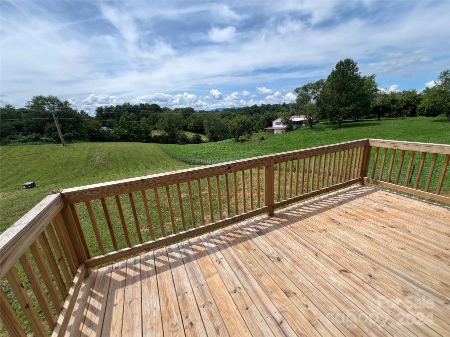 8 Rocking Chair Ln Leicester, NC 28748