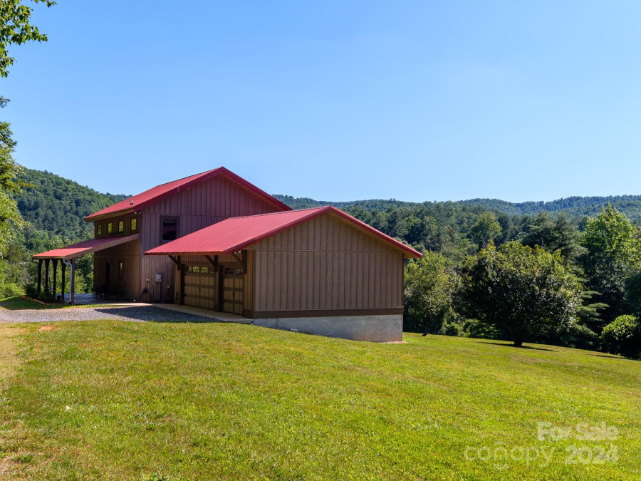 60 Ives Farm Ln Hendersonville, NC 28739