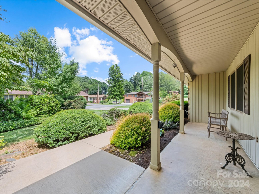 47 Meadowood Ln Waynesville, NC 28786