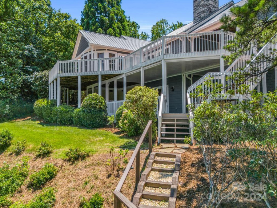 197 Hawthorne Dr Lake Lure, NC 28746