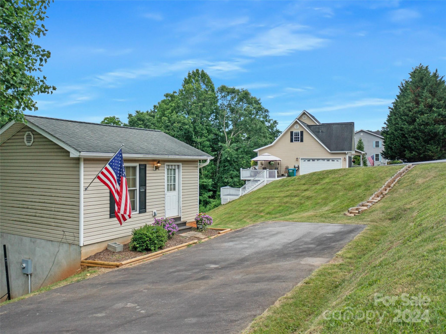 66 Azalea Dr Weaverville, NC 28787