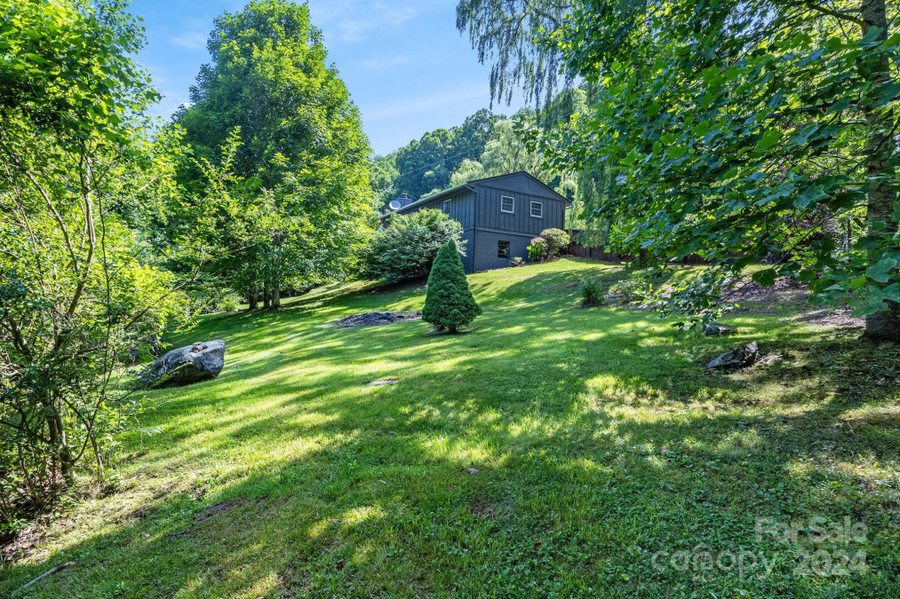 12 Mooney Ln Weaverville, NC 28787