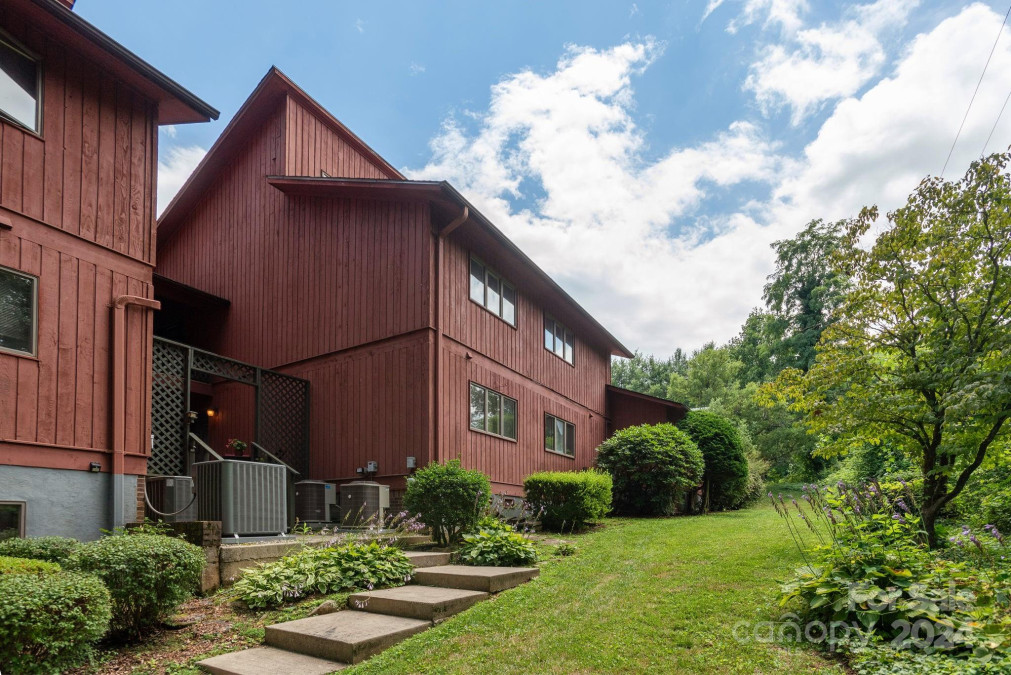 68 Oak Creek Ln Hendersonville, NC 28739