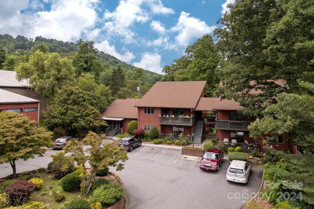 68 Oak Creek Ln Hendersonville, NC 28739