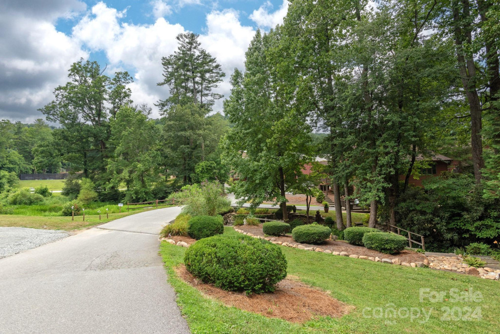 68 Oak Creek Ln Hendersonville, NC 28739