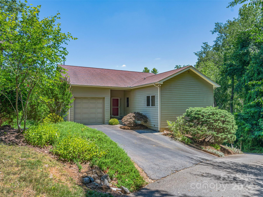 20 Spring Hollow Cir Asheville, NC 28805