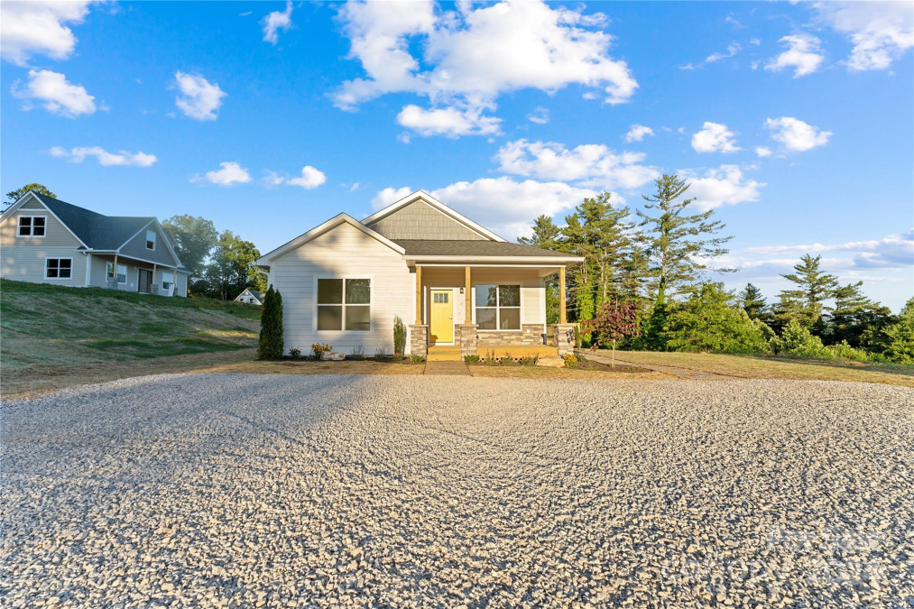 590 Overlook Dr Spruce Pine, NC 28777